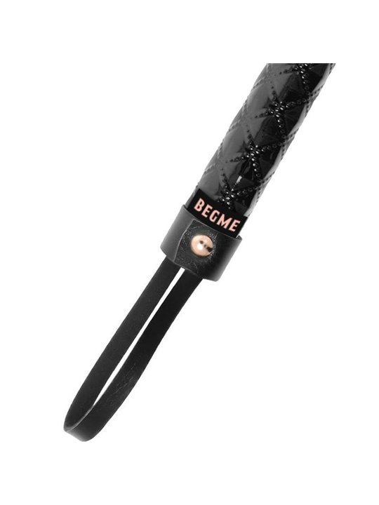 Begme Black Edition - Frusta in Pelle Vegana con Dettagli Dorati